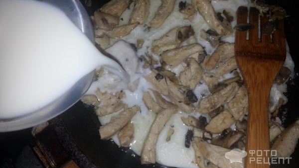 Яичная лапша с курицей и грибами фото