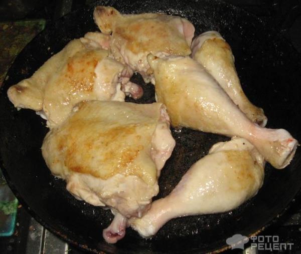 Курица тушеная в брусничном соусе фото