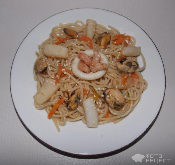 Спагетти с морским коктейлем фото