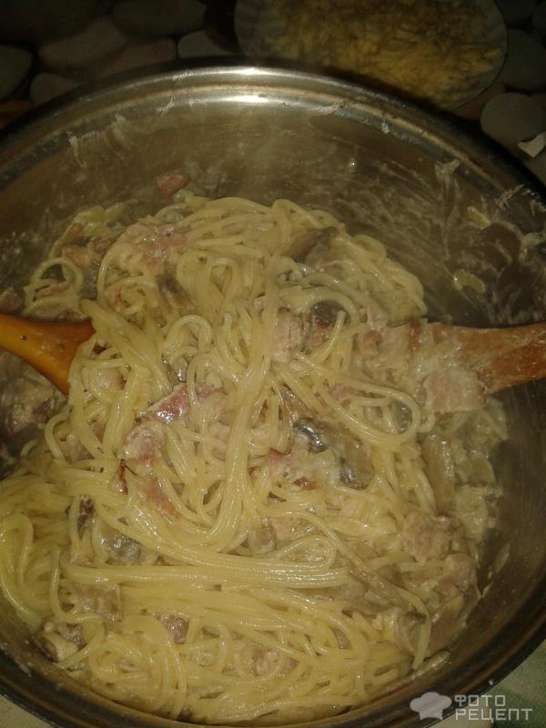 Спагетти карбонара с беконом и грибами фото
