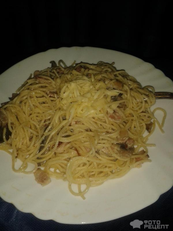 Спагетти карбонара с беконом и грибами фото