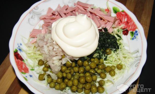 Салат из колбаски, свежей капусты и зеленого горошка – пошаговый рецепт приготовления с фото