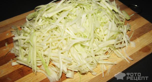 Рецепт Салат: капуста, горошек, колбаса. Калорийность, химический состав и пищевая ценность.