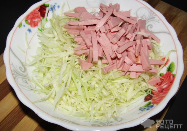 Салат из вареной колбасы, яйца, лука, огурца и зеленого горошка (зимний салат)