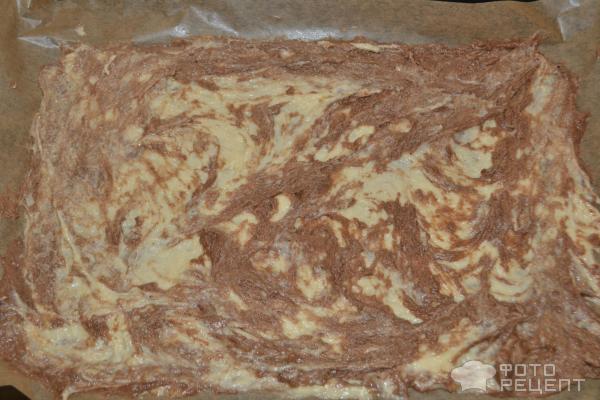 Бисквитные пирожные с заварным кремом и клубничным джемом в баночке фото
