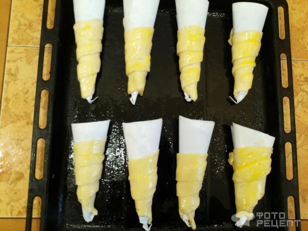 Трубочки из слоеного теста с белковым кремом фото