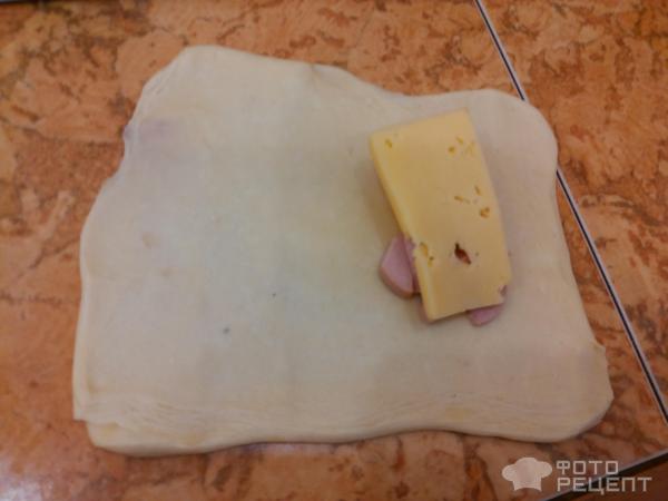 Слойки с сыром и колбасой фото