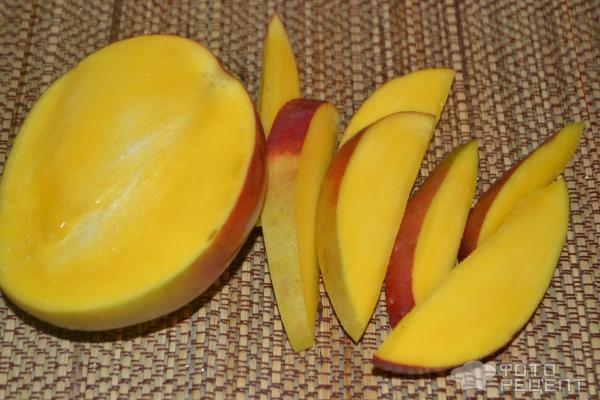 Творожный десерт с орехами и манго фото