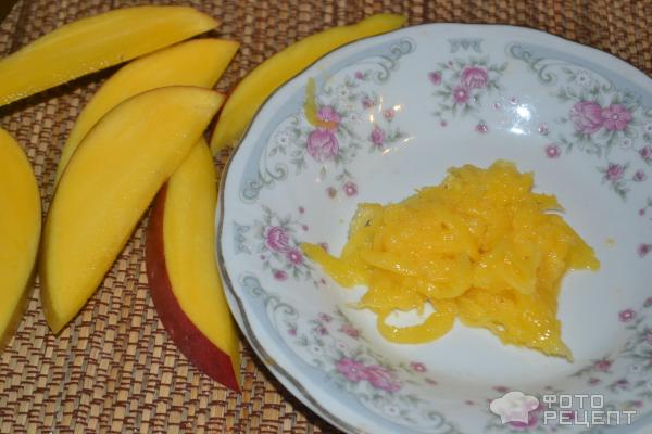 Творожный десерт с орехами и манго фото