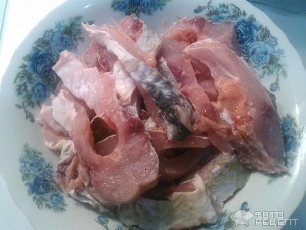 Жареная рыбка сазан с приправами для рыбы, сушеной зеленью, соевым соусом фото
