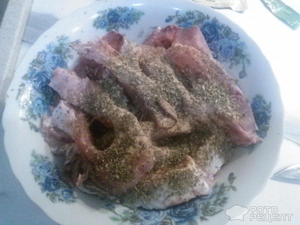 Жареная рыбка сазан с приправами для рыбы, сушеной зеленью, соевым соусом фото