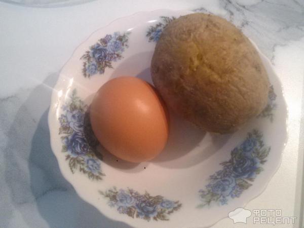 Салат из варенорго картофеля в мундаире и вареных яиц фото