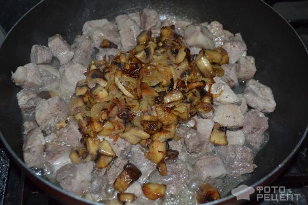 Мясо с грибами в сметанном соусе фото