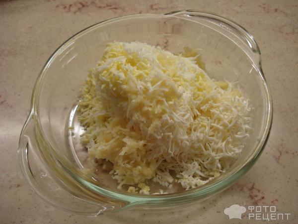 Салат с сыром, яйцами и чесноком фото