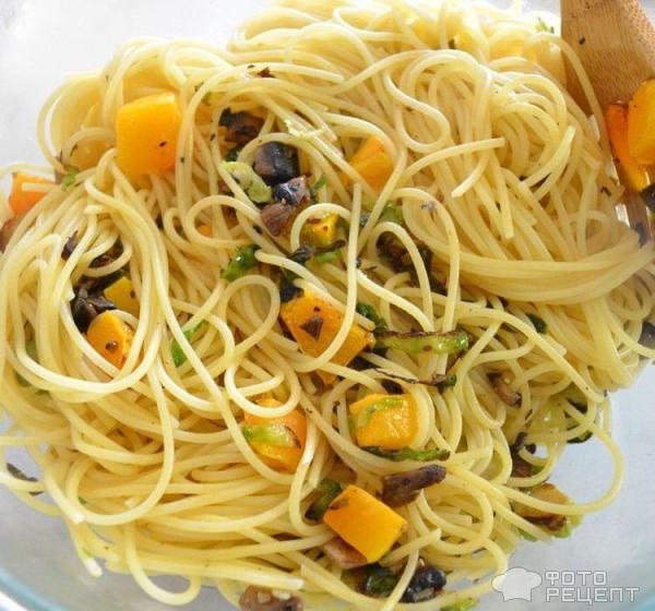 Спагетти под соусом из шалфея фото