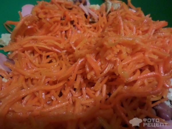 Салат с корейской морковкой, фасолью и колбасой фото
