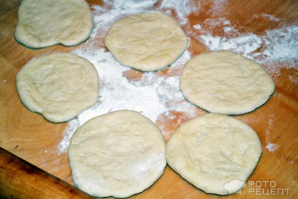 Ватрушки из сдобного теста с картошкой, приготовленные в русской печи фото