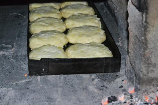 Ватрушки из сдобного теста с картошкой, приготовленные в русской печи фото