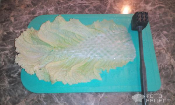 Лист пекинской капусты, отбитый кухонным молотком.
