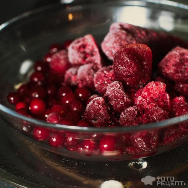 Шарлотка с вишней и клюквой фото