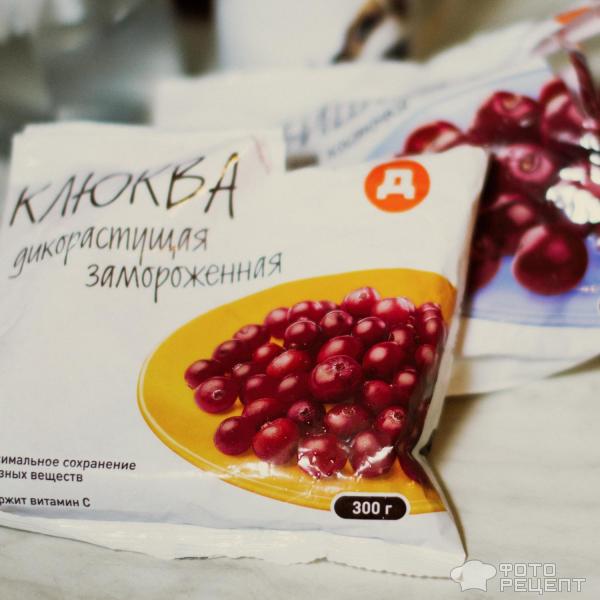 Шарлотка с вишней и клюквой фото