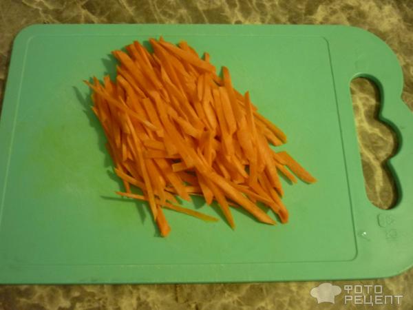 Морковь, нарезанная соломкой.