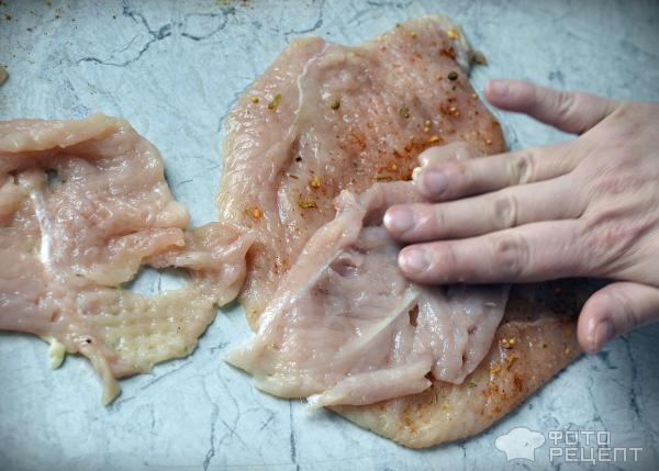 Куриный рулет с курагой и черносливом фото