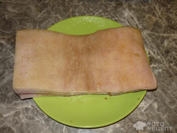 Свиная брюшина, подготовленная к засолке.