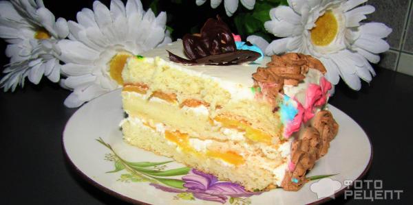 Бисквитный торт со сметанным кремом и персиками фото