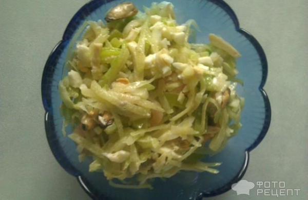 Салат из морепродуктов с добавлением овощей фото