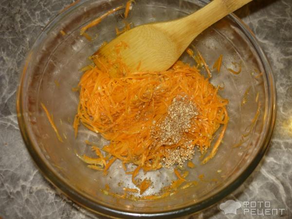 Добавляем кориандр и обжаренный кунжут в морковь.