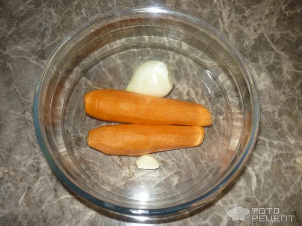 Чищенные лук и морковь для моркови по корейски.