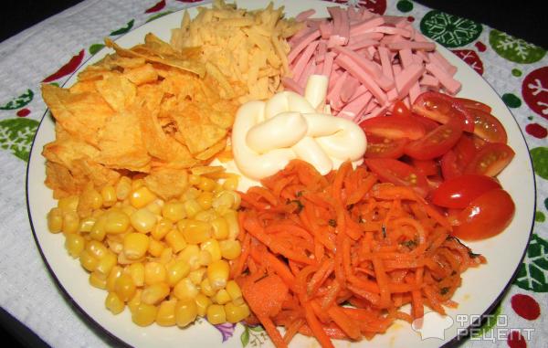 Салат с корейской морковью, томатами черри и чипсами фото