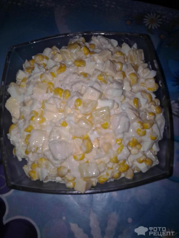 Рецепт: Салат из курицы и ананасов - с сыром и кукурузой