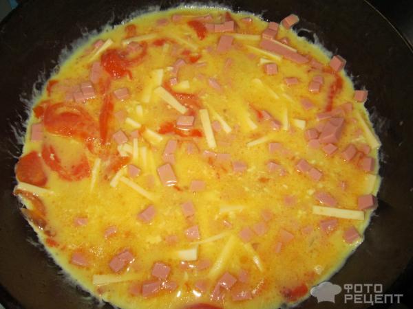Рецепт: Омлет Утренний - С помидорами, сыром и колбасой