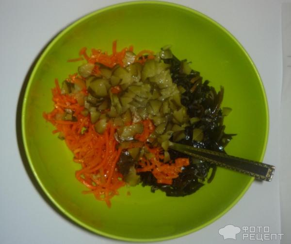 Приготовление салата из морской капусты с корейской морковью и грибами.