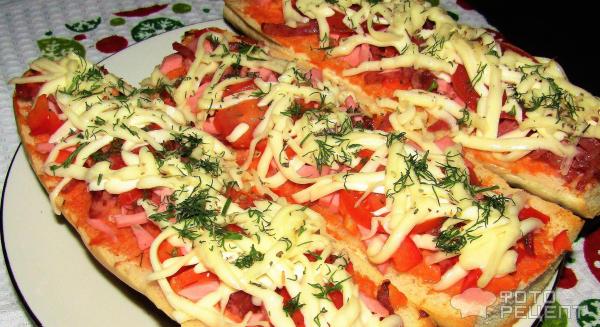 Быстрая пицца на багете: Высоцкая в нее для сочности натирает помидоры