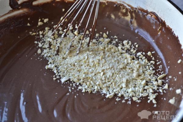 Шоколадный кекс с орехами кешью фото