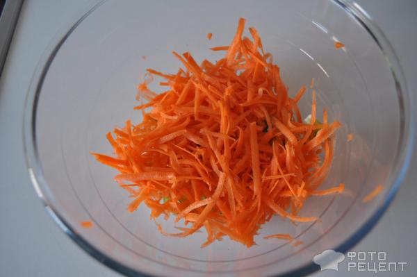 Салат из моркови с яблоком и зеленым горошком фото