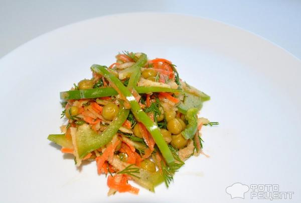 Салат из моркови с яблоком и зеленым горошком фото