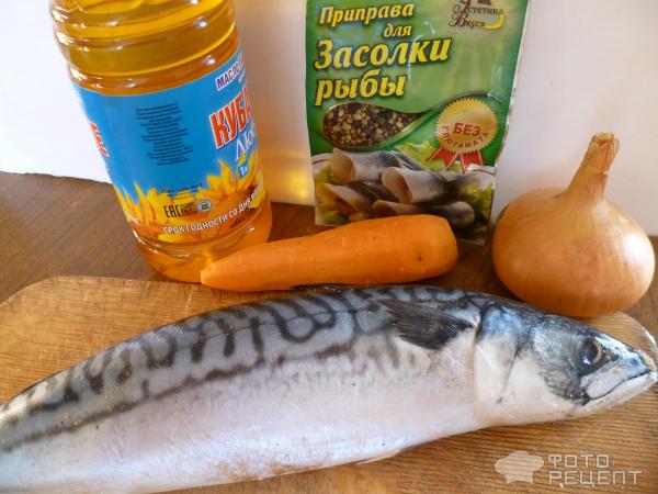 Тушеная скумбрия с овощами на сковороде