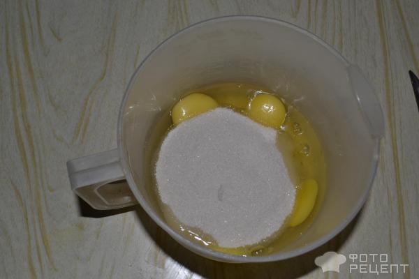 яйца с сахаром в большой кружке