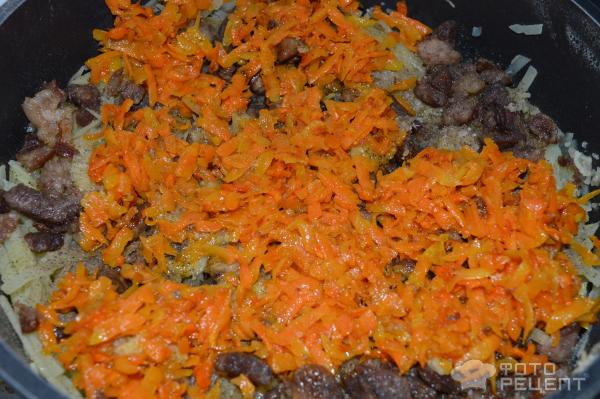 выкладываем обжаренную морковь в кастрюлю к готовым ингредиентам