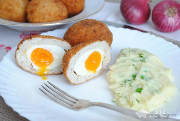 Рецепт: Яйца по-шотландски - мясная котлета с яйцом, жареная во фритюре