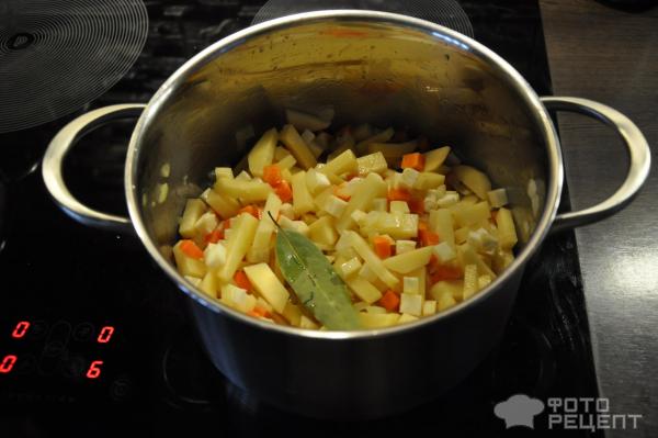 Рассольник с перловкой, солеными огурцами и говядиной