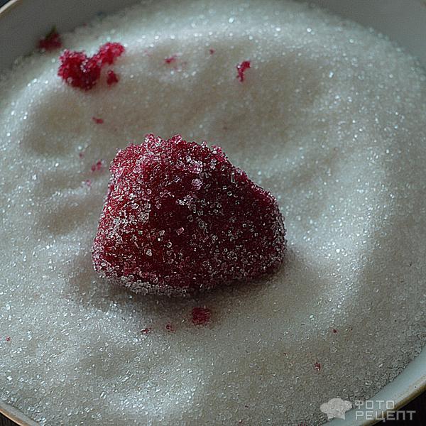 Обваливаем ягодку в сахаре