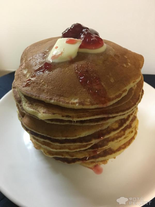 Готовые панкейки с маслом и вареньем