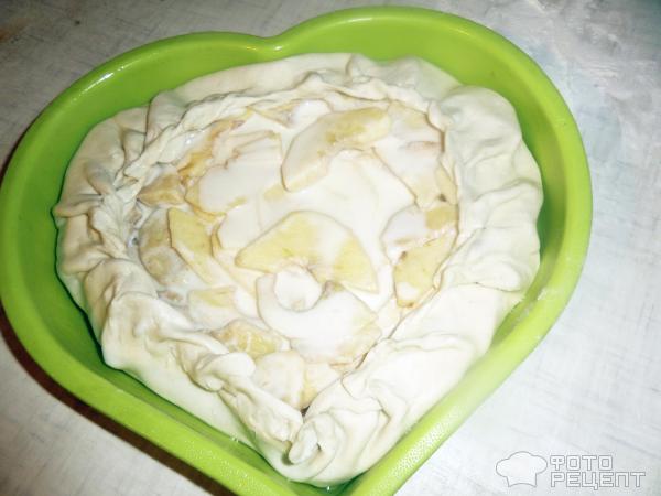 Пирог с яблоками и сметаной в слоеном тесте фото
