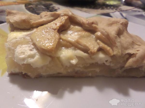 Пирог с яблоками и сметаной в слоеном тесте фото