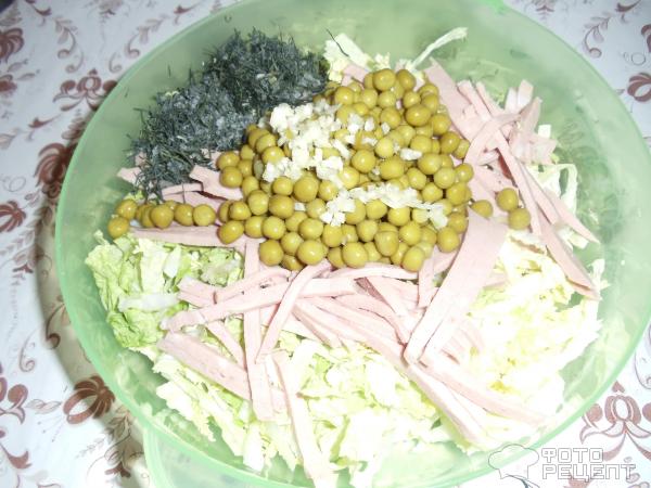 Салат из капусты, горошка и колбасы